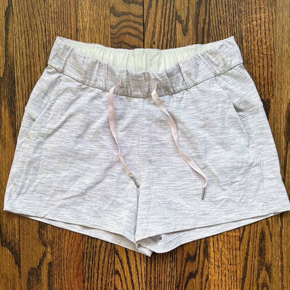 Lululemon On The Fly Short 2.5” WeeAre From Space Nimbus Battleship -Size 4 Gray